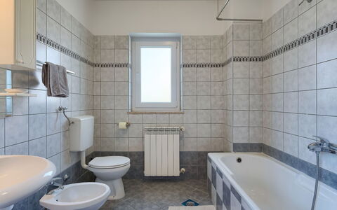 Gojak: Luminaire Plomberie, Baignoire, Propriété, Évier, Salle De Bains, Bâtiment, Violet, Douche, Design Intérieur