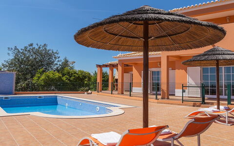 Da Horta: Ciel, L'Eau, Propriété, Plante, Bâtiment, Bleu Azur, Ombre, Mobilier De Jardin, Arbre, Architecture