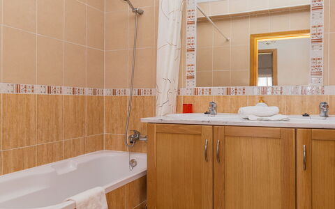 Da Horta: Marron, Miroir, Robinet, Luminaire Plomberie, Baignoire, Propriété, Évier, Armoire De Toilette, Bâtiment, Salle De Bains