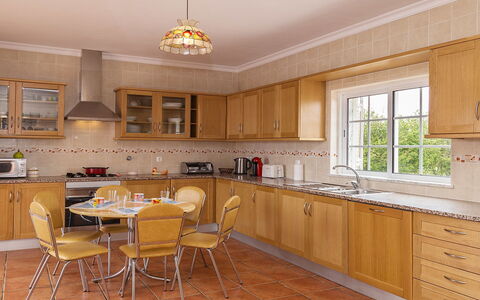 Da Horta: Meubles, Cabinetry, Propriété, Evier, Comptoir, Table, Chaise, Bois, Fenêtre, Robinet