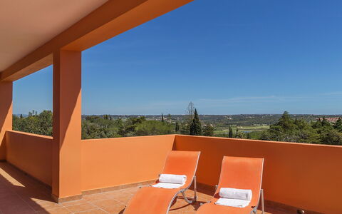 Da Horta: Ciel, Propriété, Ombre, Bois, Design Intérieur, Arbre, Mobilier De Jardin, Bâtiment, Chaise, Accoudoir