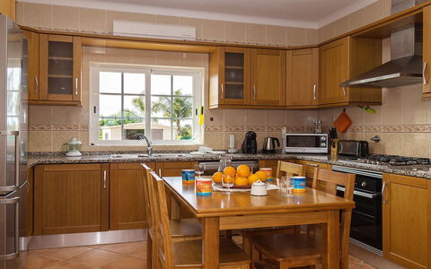 Das Amendoeiras: Cabinetry, Comptoir, Evier, Propriété, Meubles, Fenêtre, Robinet, Appareil De Cuisine, Cuisinière, Cuisine