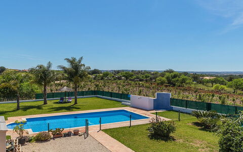 Das Amendoeiras: L'Eau, Plante, Ciel, Propriété, Bleu Azur, Piscine, Arbre, Mobilier De Jardin, Ombre, Plan D'Eau