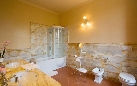 Villa Rocchi: Pièce, Propriété, Salle De Bains, Sol, Jaune, Design Intérieur, Mur, Bâtiment, Tuile, Immobilier