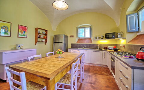 Villa Marietta: Comptoir, Pièce, Meubles, Propriété, Bâtiment, Cuisine, Jaune, Design Intérieur, Plafond, Cabinetry