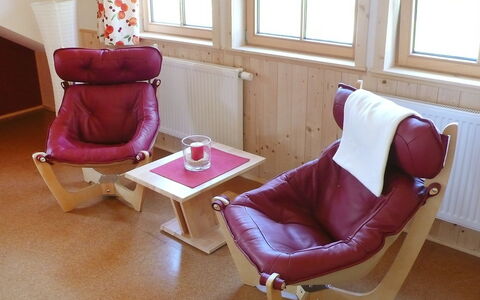 Weitsicht: Table, Meubles, Fenêtre, Propriété, Bâtiment, Chaise, Confort, Violet, Design Intérieur, Textile