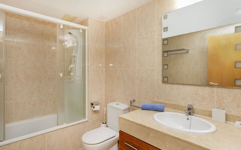 Vistamar: Salle De Bains, Lavabo, Luminaire Plomberie, Évier, Sol, Design Intérieur, Mur, Sol, Miroir, Armoire De Toilette