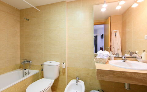 Cambrils 193: Miroir, Luminaire Plomberie, Robinet, Lavabo, Évier, Propriété, Photographier, Salle De Bains, Design Intérieur, Éclairage