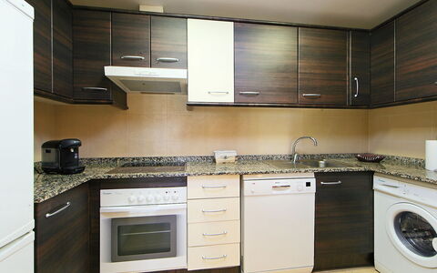 Cambrils 193: Cabinetry, Comptoir, Propriété, Robinet, Evier, Cuisinière, Évier, Bâtiment, Cuisine, Appareil De Cuisine