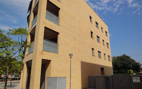 Cambrils 193: Ciel, Bâtiment, Nuage, Arbre, Architecture, Design Urbain, Mur, Composite, Matériel De La Propriété, Condominium
