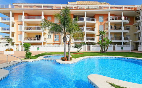 Estrella del Mar: L'Eau, Bâtiment, Jour, Propriété, Ciel, Plante, Bleu Azur, Piscine, Arbre