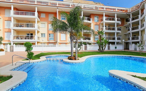Estrella del Mar: L'Eau, Bâtiment, Jour, Ciel, Plante, Fenêtre, Bleu Azur, Piscine, Arbre, Maison