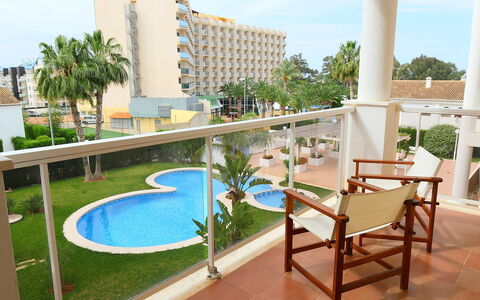 Estrella del Mar: L'Eau, Bâtiment, Plante, Ciel, Arbre, Bleu Azur, Piscine, Ombre, Nuage, Chaise