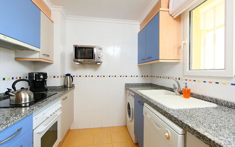 Estrella del Mar: Cabinetry, Comptoir, Evier, Propriété, Cuisinière, Évier, Bâtiment, Robinet, Fenêtre, Bleu