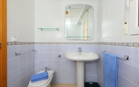 Estrella del Mar: Miroir, Luminaire Plomberie, Robinet, Évier, Propriété, Lavabo, Bleu, Violet, Salle De Bains, Design Intérieur