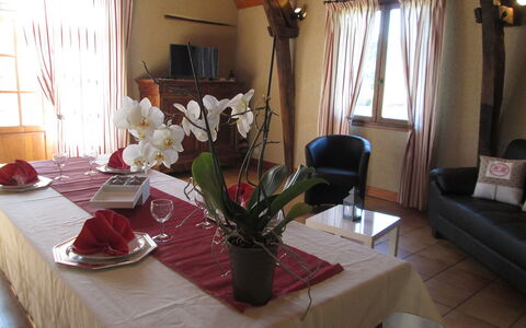 La Grange: Fleur, Table, Meubles, Propriété, Plante, Rideau, Décoration, Design Intérieur, Textile, Nappe De Table