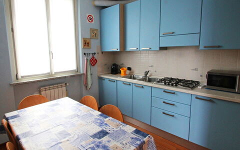 Franco: Cabinetry, Propriété, Meubles, Fenêtre, Comptoir, Évier, Evier, Appareil De Cuisine, Bâtiment, Cuisine
