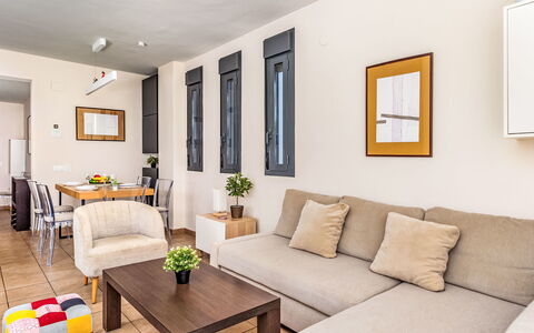 Alamar: Meubles, Design Intérieur, Sol, Canapé, Sol, Bois, Pièce, Table, Salon, Appartement