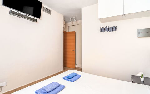 Alamar: Design Intérieur, Pièce, Appartement, Chambre, Lit, Literie, Cadre De Lit, Hôtel, Dur, Drap De Lit