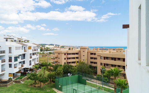 Alamar: Nuage, Ciel, Bâtiment, Jour, Fenêtre, Bleu Azur, Bloc Tour, Design Urbain, Lot Terre, Ombre