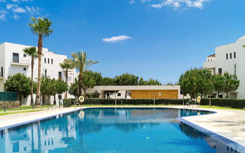 Alamar: Nuage, L'Eau, Plante, Ciel, Piscine, Bâtiment, Arbre, Bleu Azur, Loisir, Mobilier De Jardin