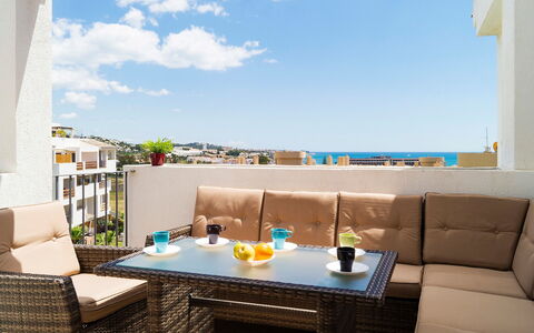 Alamar: Ciel, Propriété, Table, Meubles, Nuage, Bleu Azur, Canapé, Design Intérieur, Éclairage, Bâtiment