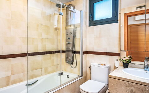 Alamar: Salle De Bains, Luminaire Plomberie, Sol, Design Intérieur, Sol, Évier, Baignoire, Plomberie, Robinet, Toilette