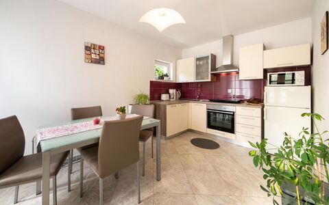 Nada: Propriété, Meubles, Cabinetry, Plante, Plante D'Appartement, Chaise, Bois, Comptoir, Table, Canapé