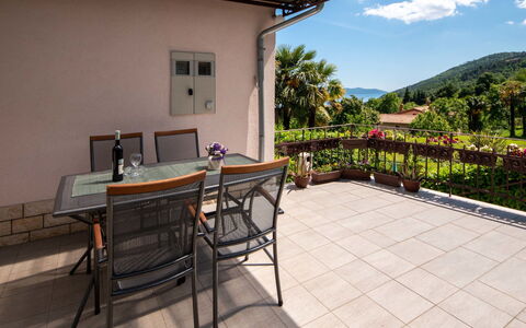 Nada: Table, Bâtiment, Plante, Propriété, Meubles, Fenêtre, Chaise, Ciel, Nuage, Design Intérieur
