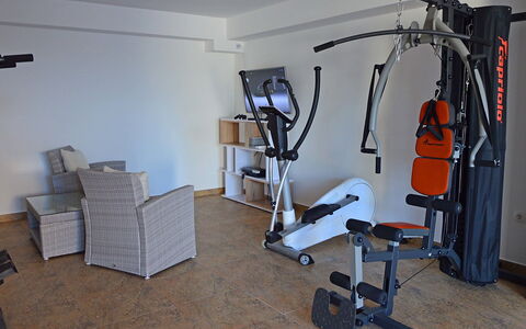 Villa Mustra: Gym, Pièce, Equipement D'Exercice, Machine D'Exercice Physique, Complexe Sportif, Banc, Machine Haltérophilie, Forme Physique, Sol, Sol