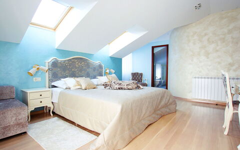 Villa Mustra: Chambre, Pièce, Meubles, Design Intérieur, Propriété, Plafond, Mur, Lit, Sol, Cadre De Lit