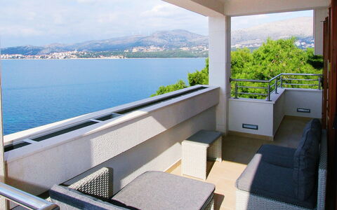 Villa Mustra: Propriété, Balcon, Bâtiment, Appartement, Maison, Pièce, Immobilier, Architecture, Design Intérieur, Meubles