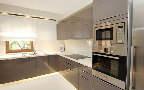 Villa Mustra: Comptoir, Propriété, Pièce, Cuisine, Cabinetry, Meubles, Design Intérieur, Bâtiment, Architecture, Maison