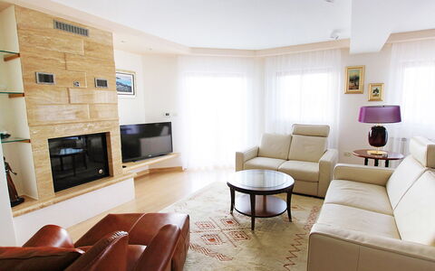 Villa Mustra: Salon, Pièce, Meubles, Propriété, Design Intérieur, Bâtiment, Sol, Table, Maison, Mur