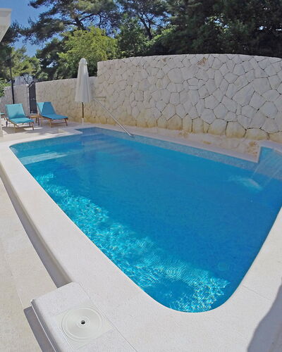 Villa Mustra: L'Eau, Bâtiment, Piscine, Bleu Azur, Plante, Mobilier De Jardin, Rectangle, Maison, Chaise, Ombre