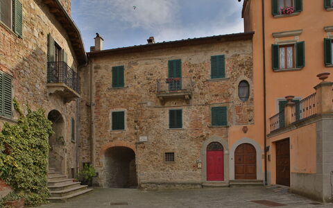 Villa Fracassini: Bâtiment, Ville, Propriété, Architecture, Médiéval Architecture, Façade, Mur, Quartier, Cour, Maison