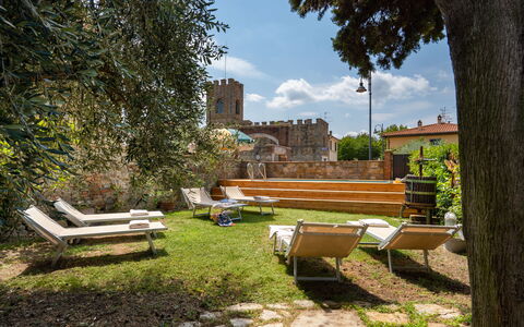 Villa Fracassini: Plante, Ciel, Extérieur Banc, Nuage, Meubles, Paysage Naturel, Mobilier De Jardin, Arbre, Ombre, Architecture