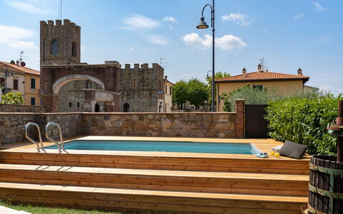 Villa Fracassini: Nuage, Ciel, L'Eau, Plante, Bâtiment, Piscine, Arbre, Herbe, Éclairage Public, Loisir