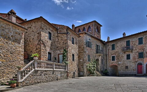 Il Pigionale: Ville, Propriété, Bâtiment, Ciel, Mur, Architecture, Maison, Médiéval Architecture, Façade, Village