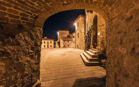 Casa Di Vignolo: Cambre, Architecture, Mur, Ciel, Bâtiment, Histoire, Histoire Ancienne, Site Historique, Nuit, Ombre