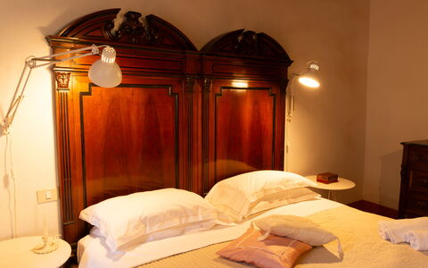 Casa Di Vignolo: Lit, Chambre, Drap De Lit, Design Intérieur, Meubles, Literie, Cadre De Lit, Pièce, Linge, Sol
