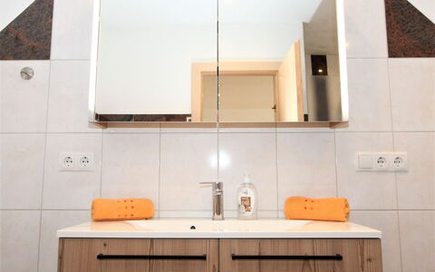 Hanna: Robinet, Cabinetry, Evier, Comptoir, Évier, Propriété, Cuisine, Orange, Bois, Design Intérieur