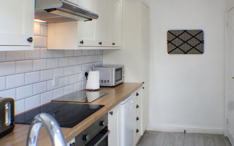 Goudhurst: Cabinetry, Propriété, Meubles, Comptoir, Cuisinière, Appareil De Cuisine, Bois, Design Intérieur, Sol, Tiroir