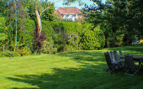 Goudhurst: Plante, Propriété, Ciel, Vert, Paysage Naturel, Arbre, Ombre, Végétation, Bâtiment, Lot Terre