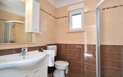 Lory: Miroir, Luminaire Plomberie, Évier, Propriété, Robinet, Armoire De Toilette, Salle De Bains, Lavabo, Éclairage