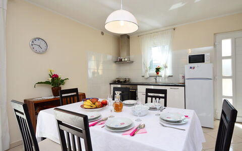 Lory: Table, Meubles, Propriété, Cabinetry, Vaisselle, Comptoir, Chaise, Table Cuisine Et Salle A Manger, Design Intérieur, Appareil De Cuisine