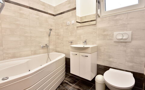 Goga: Miroir, Baignoire, Luminaire Plomberie, Évier, Robinet, Propriété, Armoire De Toilette, Blanc, Lavabo, Salle De Bains
