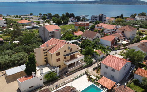 Goga: Ciel, L'Eau, Bâtiment, Propriété, Jour, Fenêtre, Bleu Azur, Arbre, Maison, Plante