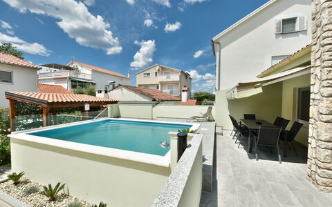 Goga: Nuage, L'Eau, Bâtiment, Ciel, Fenêtre, Piscine, Plante, Chaise, Ombre, Maison