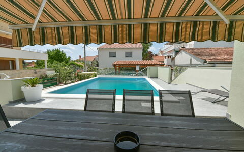 Goga: Bâtiment, Ombre, Bois, Design Intérieur, Mobilier De Jardin, Loisir, Piscine, Chaise, Immobilier, Chalet